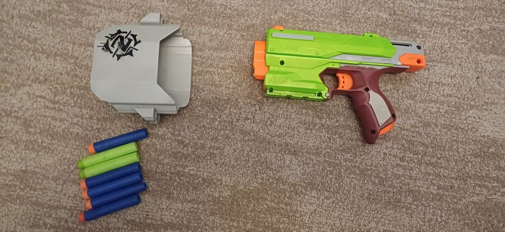 Nerf ZombieStrike z kaburą