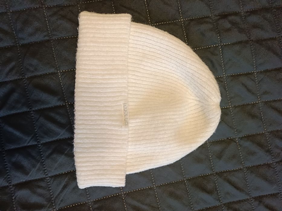 Śmietankowa czapka Sinsay