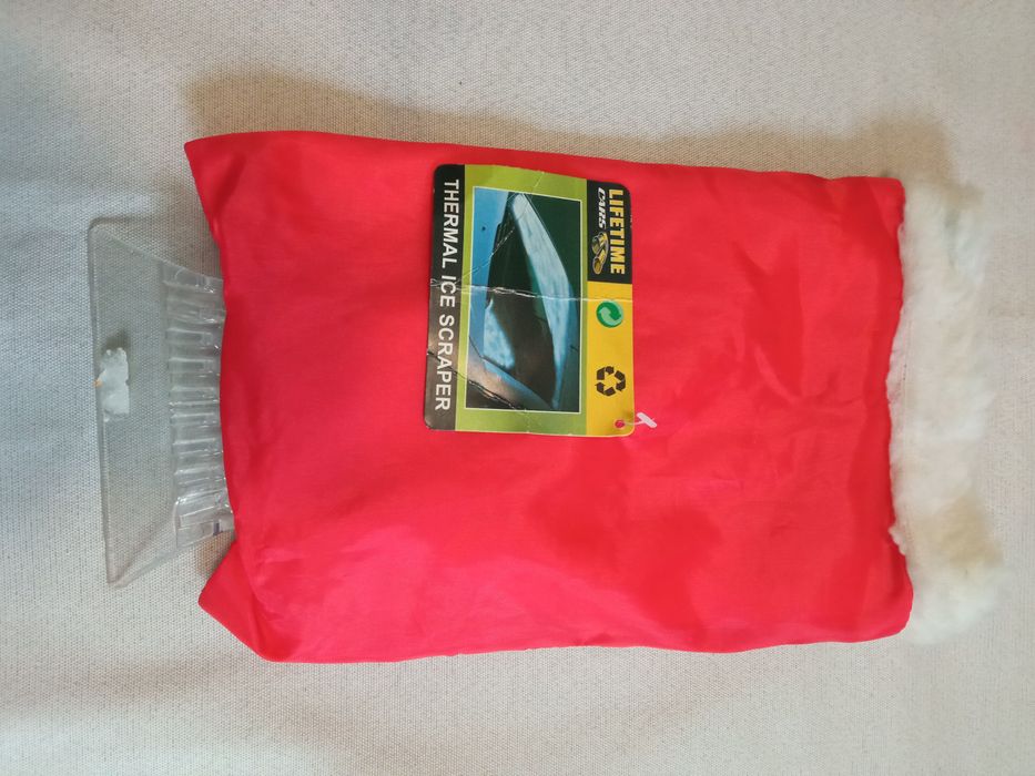 Skrobaczka z ocieplaną rękawicą czerwona