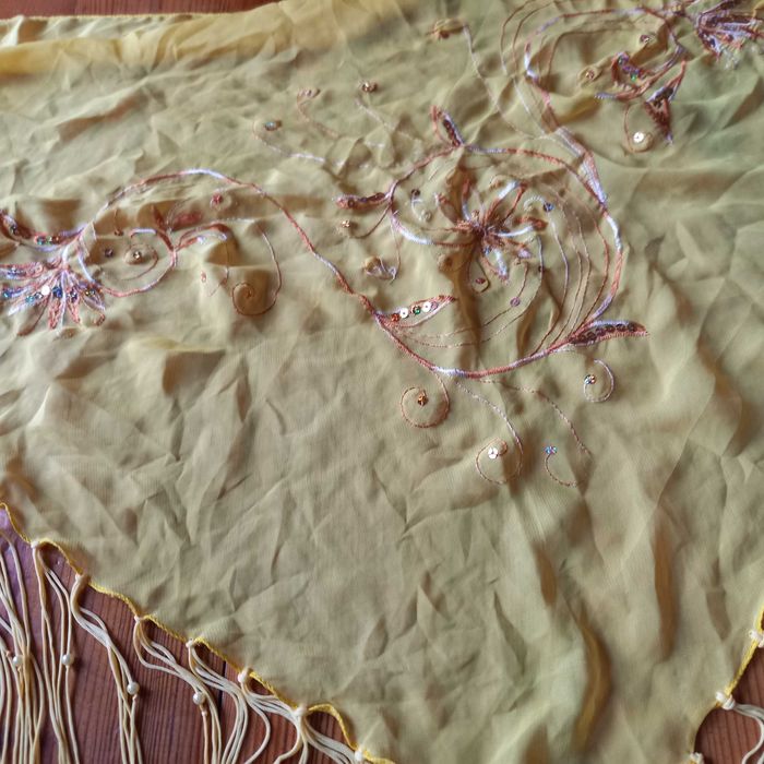 żółta chusta haftowana