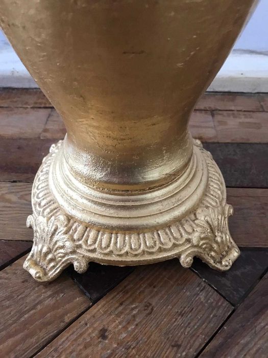 Jarra dourada base de candeeiro