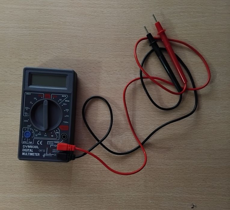 Multímetro a funcionar