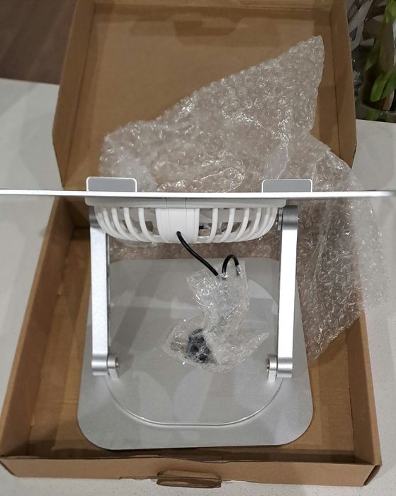 Suporte PC com base rotativa e sistema de refrigeração