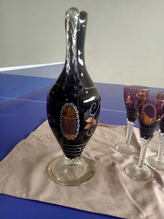 Conjunto elegante de licor com garrafa e 4 copos de pé