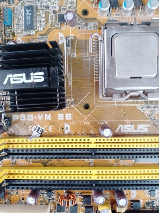 Плати комп'ютера та мікрофони.