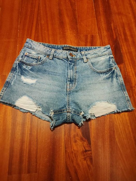 Calções de ganga da marca Bershka. Sem uso.