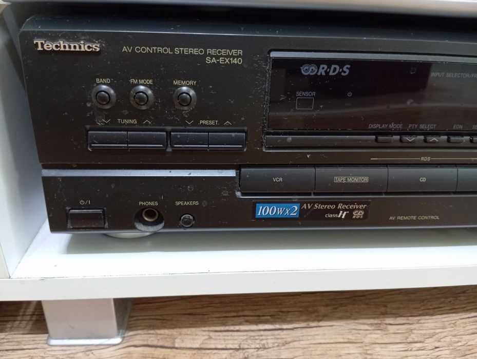 Amplituner Technics z pilotem.