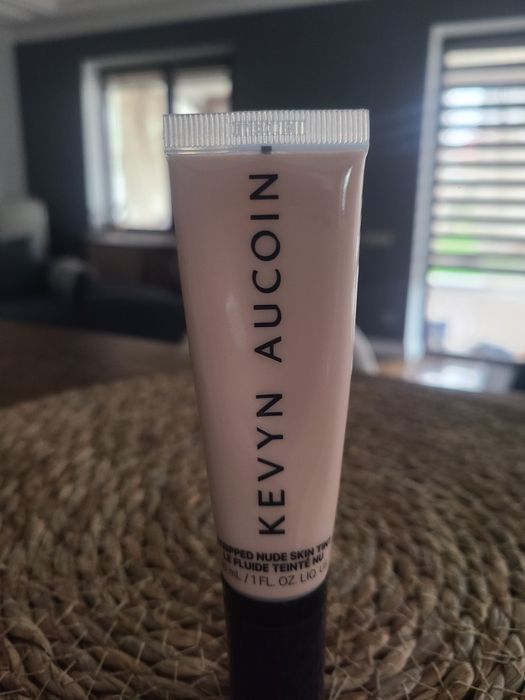 Тональний флюід kevyn aucoin stripped skin tint , light 01