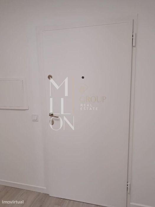 Apartamento T1+1 Renovado com Varanda e Garagem em Oliveira do Douro