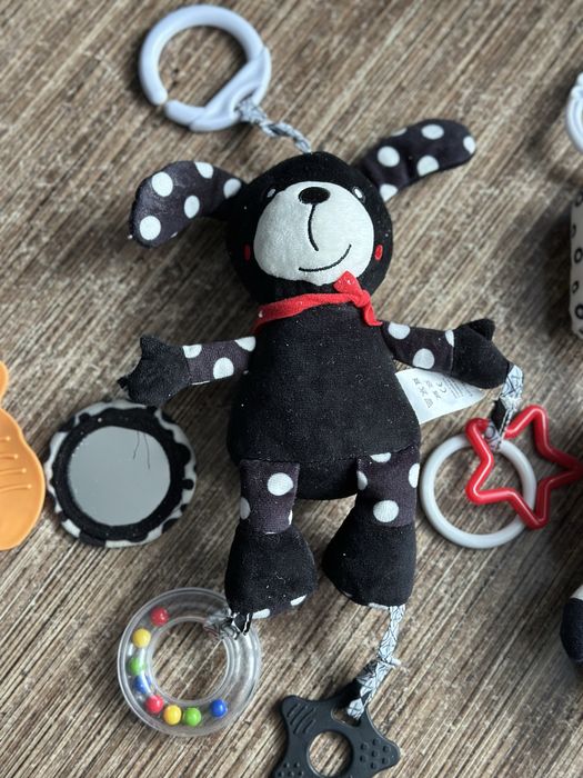 Мʼяка підвіска-брязкальце на коляску