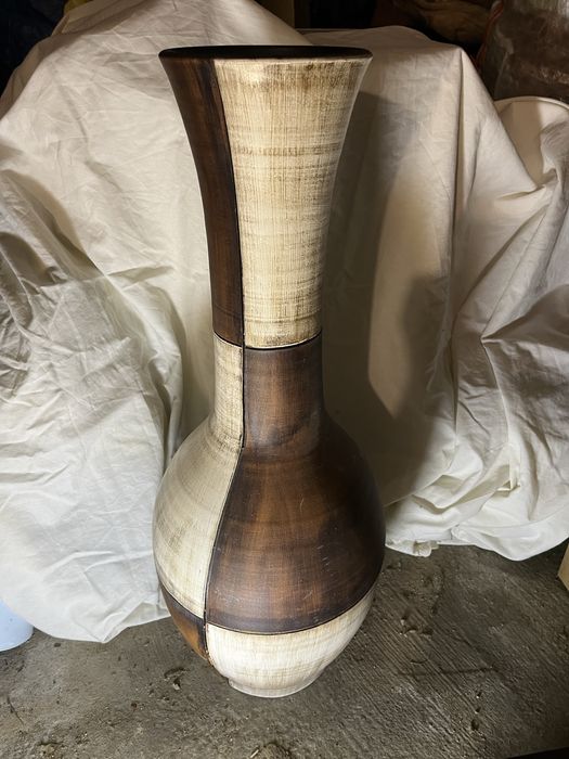 Vaso em tons de castanho