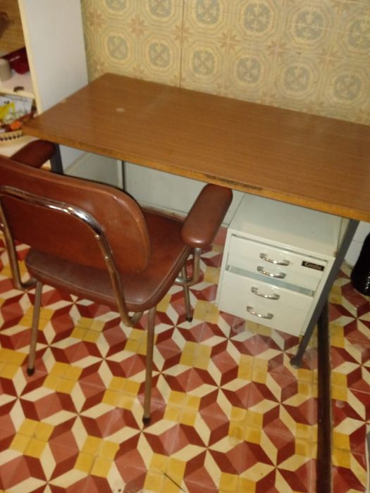 Secretária e cadeira