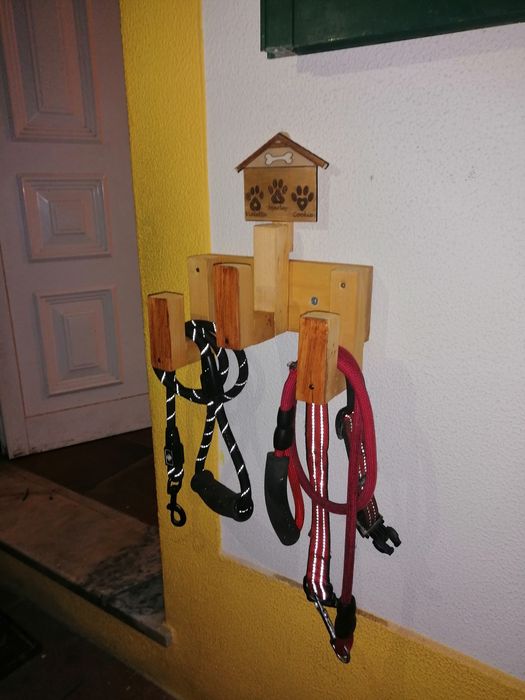 Cabide para pendurar trelas de cães