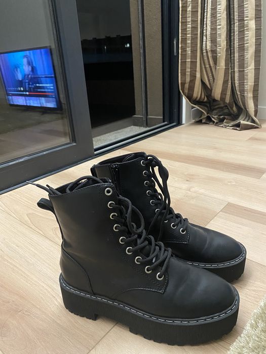 Estou vendendo minhas botas de cano alto H&M usadas.