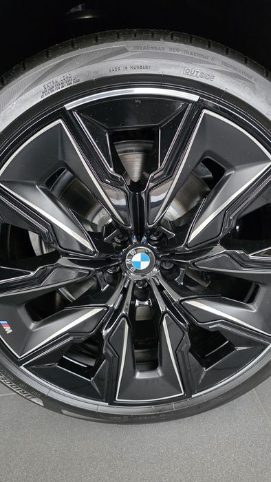 BMW i7 електромобіль