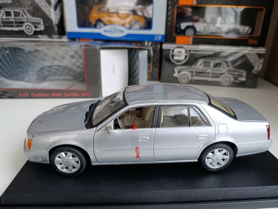 Модель 1.18 Cadillac Deville DTS 2000