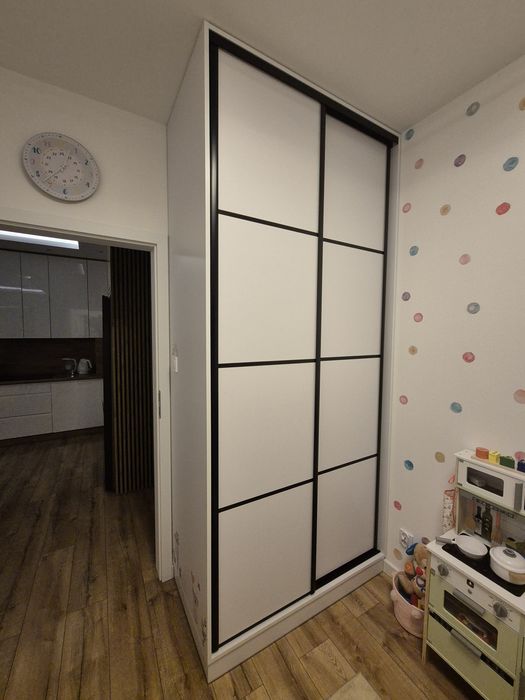 Pojemna szafa przesuwna biała 270x120x65cm