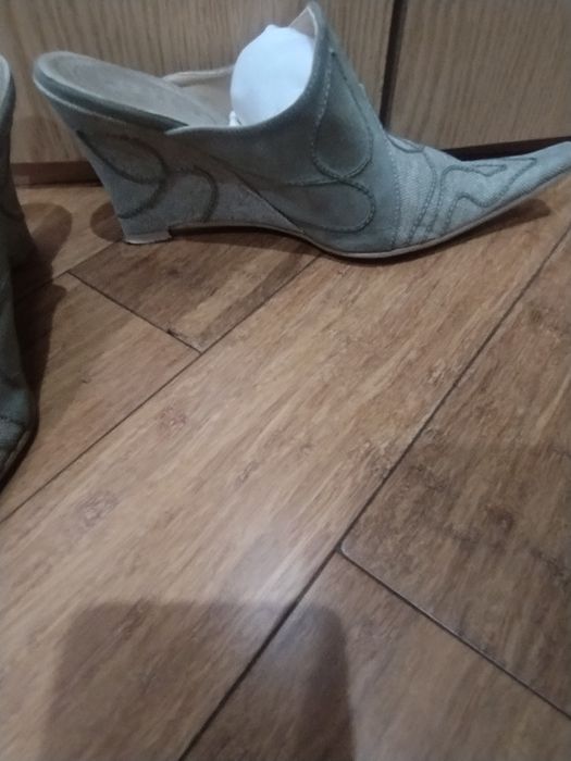 JAK NOWE-Piękne haftowane klapki -Koturn