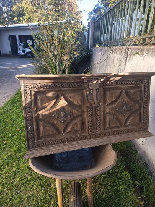 Vendo arca com mais de 90 anos