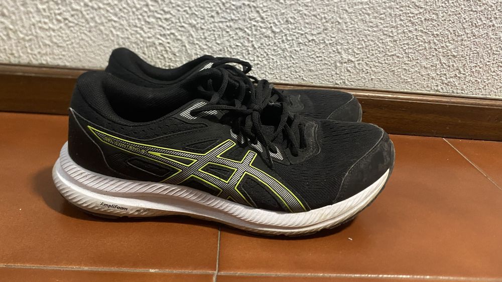 Lote de sapatilhas e chuteiras