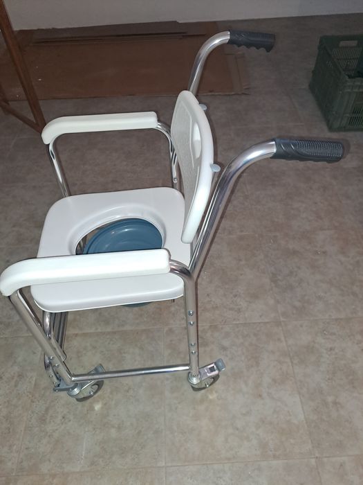 Vendo Cadeira de Rodas com Bacio incluido