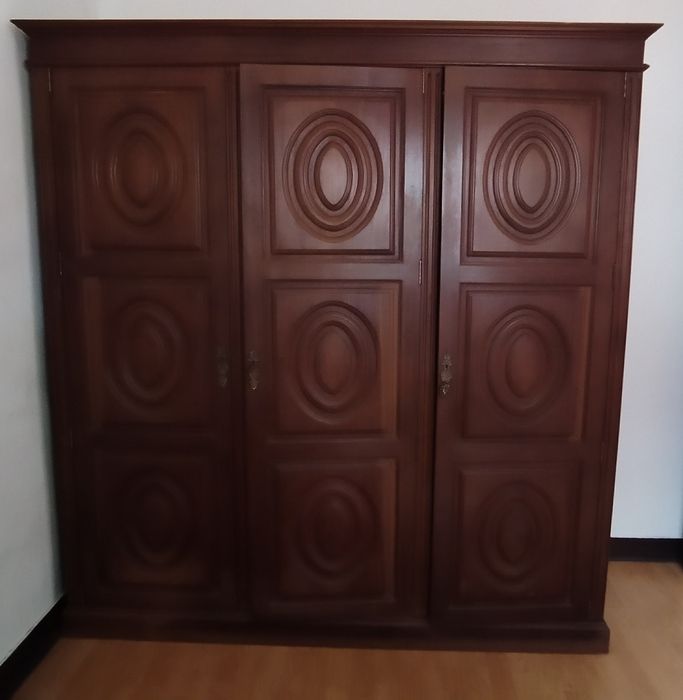 Roupeiro guardafatos 3 portas, 3 gavetas, espelho interior