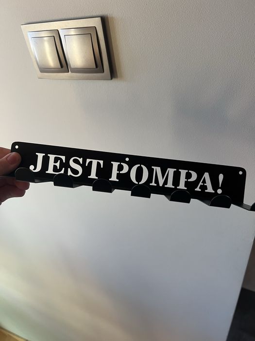 Wieszak na siłownię “jest pompa”