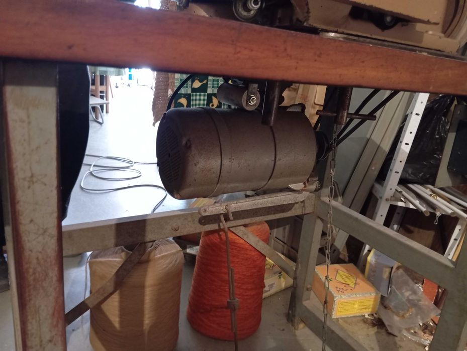 Máquina de debruar tapetes ou carpetes