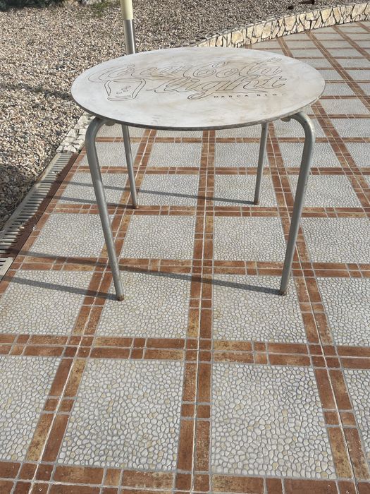 Mesa de jardim usada