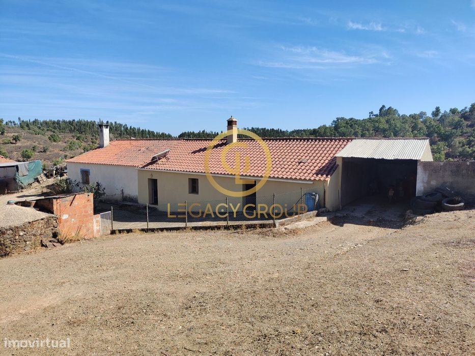 Quinta de 15 ha com habitação de 112m2 em São Martinho das Amoreiras