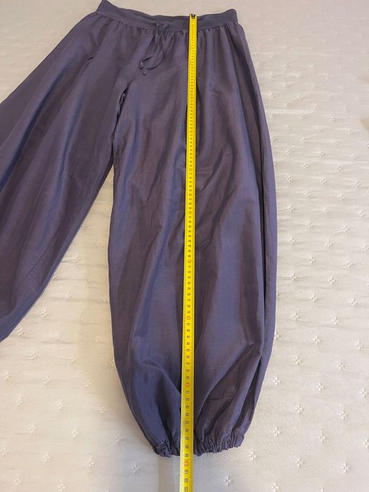Conjunto de duas peças: Calças harém em seda e blusa de malha com lantejoulas