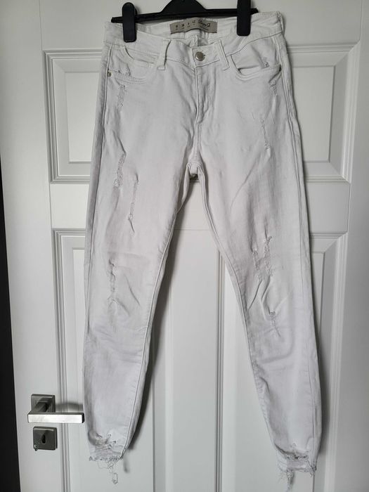 Białe spodnie jeansowe przetarcia 7/8 r.36