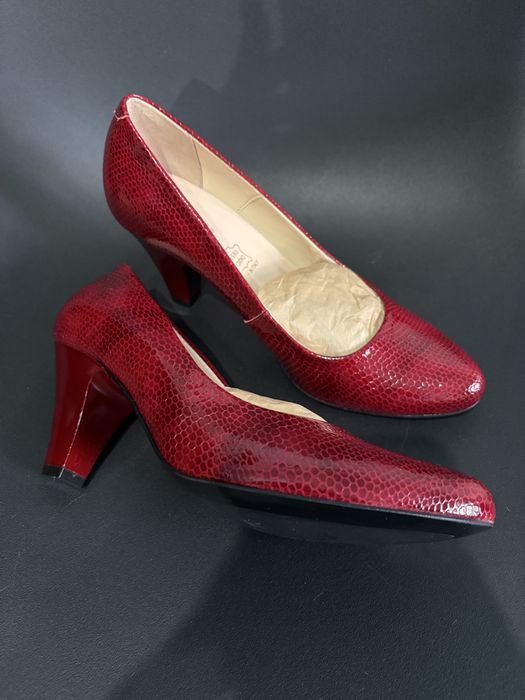 Buty na obcasie czerwone z tłoczeniem imitującym skórę węża