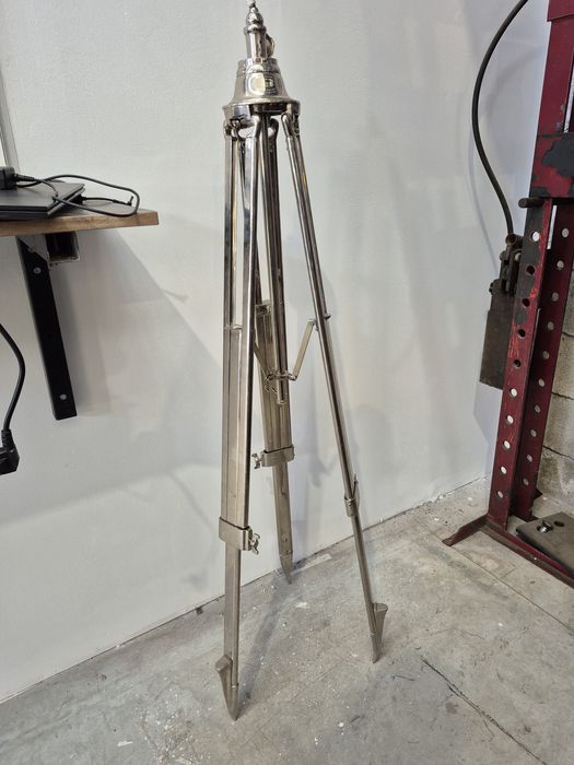 Pe de candeeiro regulável