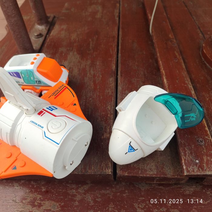 Іграшкова ракета лунохід