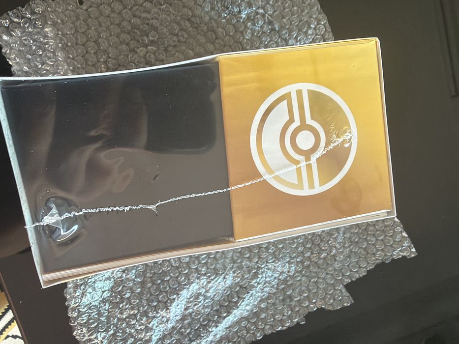 Pokémon ETB 30th Celebration EN – Plástico Rasgado