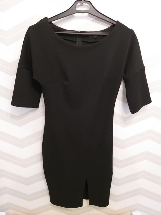 Elegancka czarna sukienka z rozporkiem z przodu