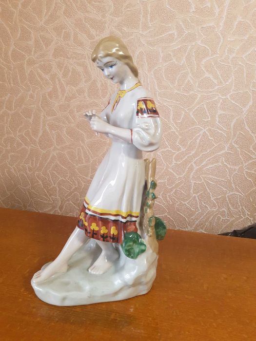 Статуетка «Українка», порцеляна, вінтаж, рідкісна.