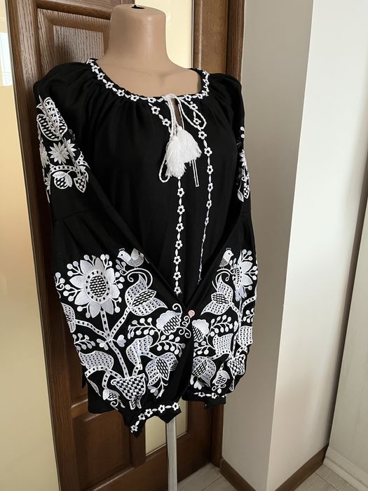 Великий розпродаж платтів і вишиванок