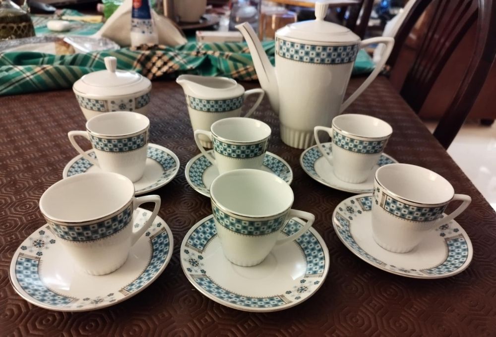 Serviço de café (6 chávenas com pires, bule, leiteira e açucareiro)
