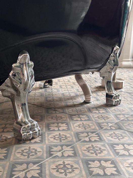 Banheira com pés retro e chuveiro de pé