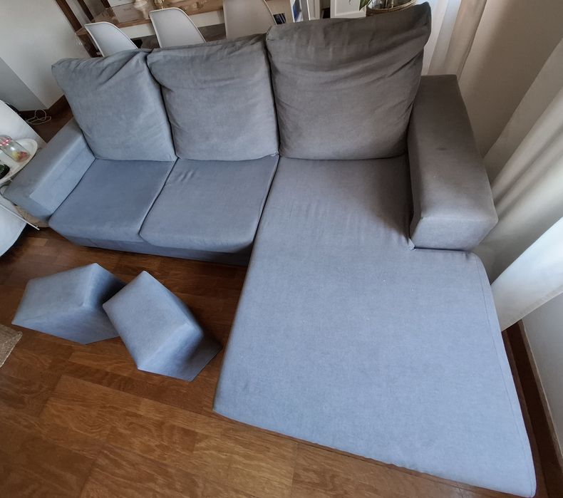 Sofá Chaiselongue Cinzento + 2 Puffs – Praticamente Novo (3 Anos)
