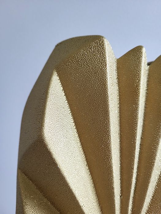 Złoty wazon wysoki ceramiczny Beliani dekoracja