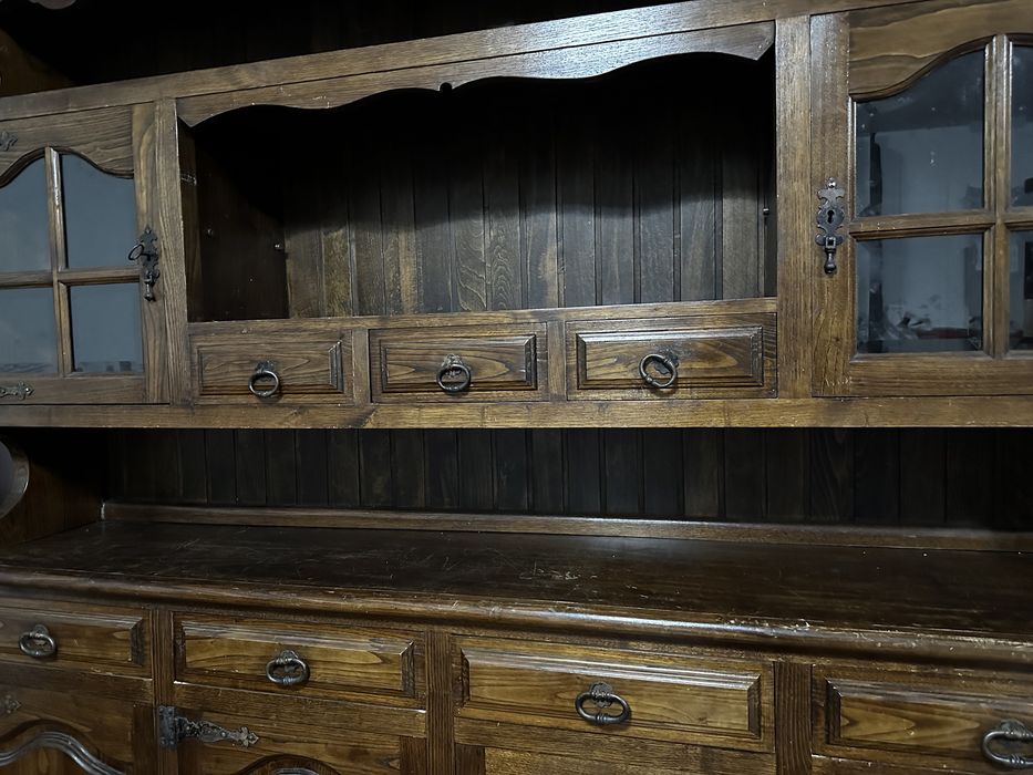 Móvel de madeira maciça