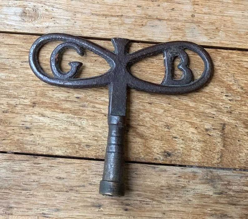 Ключ Gustav Becker настенные старинные часы