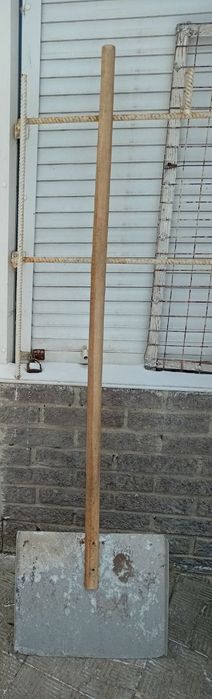 Лопати для снега и ледорубы