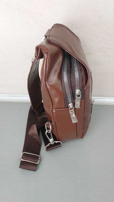 Stylowa brązowa torba typu nerka / listonoszka