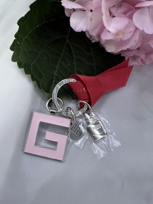 Брелок  givenchy новий