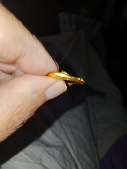 Anel de ouro com uma pérola verdadeira