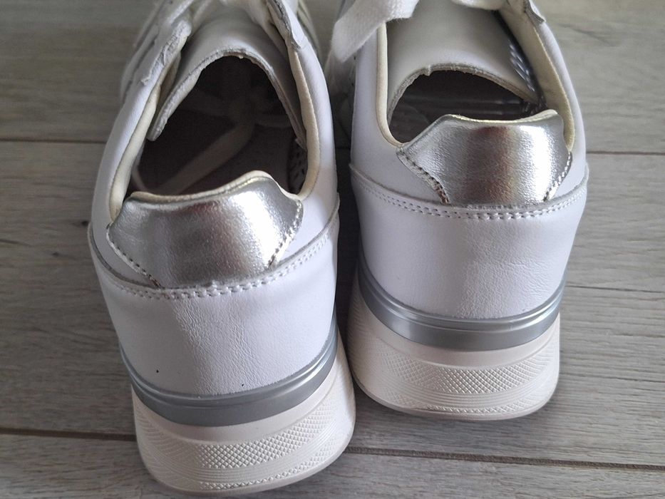 Skorzane azurowe sneakersy 41